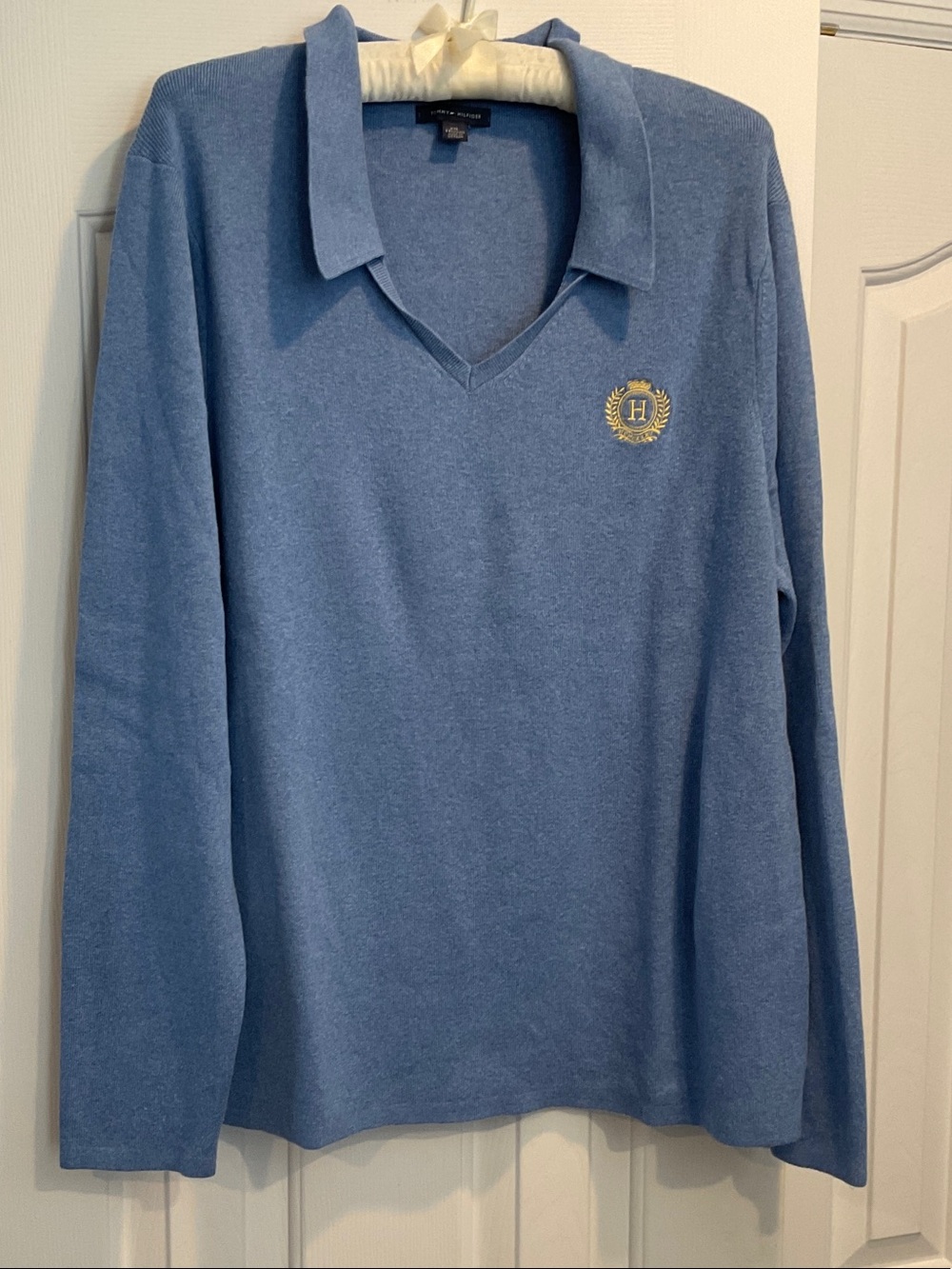 Tommy Hilfiger Women's Light Blue V-Neck Sweater with Collar
